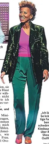  ?? Foto: ORF ?? „Ich liebe kräftige Farben“, schwärmt Kiesbauer über ihr ShowOutfit.