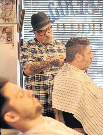  ??  ?? Moda. Las barberías, entre la tradición y la nueva tendencia para los hombres.