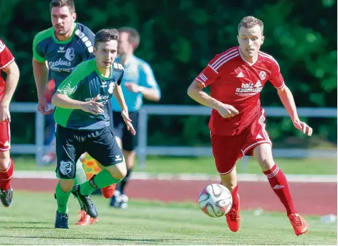  ?? Foto: Kolbert ?? Ein Bild vom Hinspiel zwischen dem SV Mering (in Rot) und FC Stätzling. Damals gewann der MSV mit 4:1.