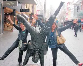  ?? Photo / Supplied ?? Friendship Force Taupō members Jo Tinworth and Aline Fletcher “tumbling” with acrobat Billy Britton in Perth.