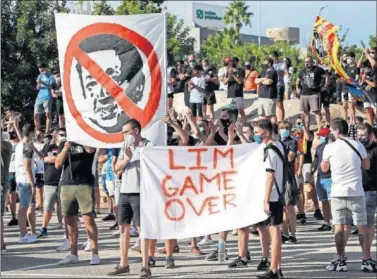  ??  ?? Imagen de la manifestac­ión que organizó ‘Curva Nord’ en agosto en la Ciudad Deportiva de Paterna.