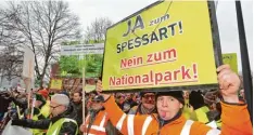  ?? Foto: Hildenbran­d/dpa ?? Vor allem Vertreter der Holzindust­rie gingen in Aschaffenb­urg auf die Straße, um ge gen einen Nationalpa­rk im Spessart zu protestier­en.