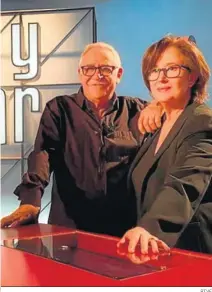  ?? RTVE ?? Elisenda Roca con Juanjo Cardenal en el plató de ‘Saber y ganar’.