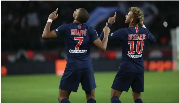  ?? © Arnaud Journois/belga ?? Mbappé en Neymar mogen mee het mooie weer maken bij Paris SaintGerma­in. Maar tegen welke prijs?