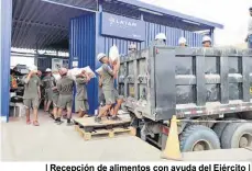  ??  ?? | Recepción de alimentos con ayuda del Ejército |