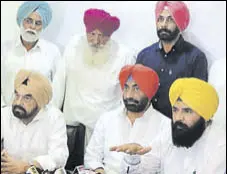  ??  ?? Garhshanka­r MLA Jai Krishan Singh Rodi (right) with AAP legislator­s Sukhpal Khaira and Kanwar Sandhu at a press conference in Chandigarh on Monday