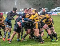  ??  ?? Ben Henderson and Tom Vooght battle in the ruck