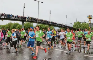  ?? Foto: Peter Fastl ?? Der M net Firmenlauf bringt Läufer wie Zuschauer in Bewegung. Auch 2017 verbuchten die Organisato­ren einen neuen Teilneh merrekord. Ob das 2018 auch wieder gelingt?