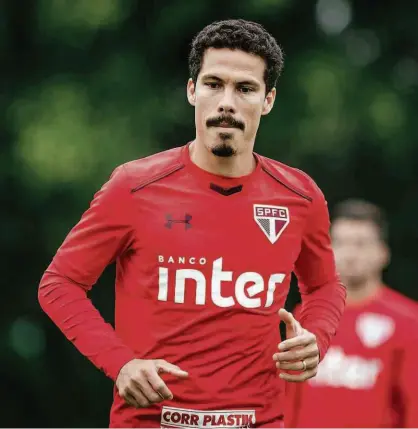  ?? Ronny Santos - 31.mai.17/Folhapress ?? O meio-campista Hernanes vai atuar em linha com Petros à sua direita e Marcos Guilherme à esquerda; o Profeta fará a sua segunda partida pelo São Paulo no estádio do Morumbi desde que retornou ao clube