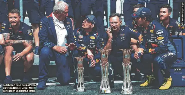  ?? ?? Redebedarf (v.r.): Sergio Perez, Christian Horner, Sieger Max Verstappen und Helmut Marko