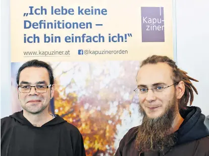  ??  ?? Ein kleiner Messestand zwischen Konzernen und Militär: Kletus Hutter und Christian Boeing informiere­n über die Angebote der Kapuziner.