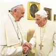 ?? FOTO: DPA ?? Papst Franziskus (li) und der emeritiert­e Papst Benedikt XVI.