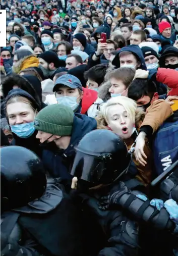  ?? FOTO LAPRESSE ?? Tutti fuorilegge Arresti tra i sostenitor­i di Navalny; Violetta Grudina; in basso, Putin