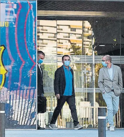  ?? FOTO: EFE ?? Jordi Farré
El impulsor del voto de censura abandona las oficinas del Camp Nou tras iniciar los trámites en el club