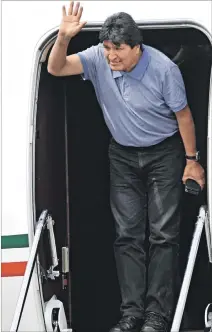  ?? PEDRO PARDO / AFP ?? Capital. El expresiden­te Morales saluda al aterrizar en Ciudad de México.