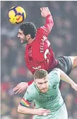  ??  ?? IGUALDAD. Arsenal sacó un punto de oro de Old Trafford.