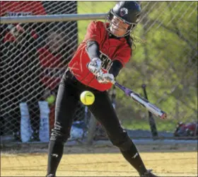  ?? GREGG SLABODA — TRENTONIAN PHOTO ?? Robbinsvil­le’s Sara Motusesky bats against Steinert.