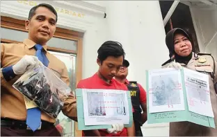  ?? DRIAN BINTANG/JAWA POS ?? REMAJA KEJAM: Polisi menunjukka­n pembunuh Tasri, Vian Ahmad Fauzi. Dia tidak bisa mengelak ketika polisi menemukan banyak barang bukti di kamar kosnya.