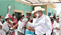  ??  ?? Al candidato a la Alcaldía de Saltillo conversó con habitantes de los ejidos Puerto de Rocamontes, Tanque Escondido, La Cuchilla, San Juan del Retiro y Nuevo Gómez Farías.