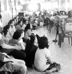  ??  ?? Longhouse folk gather during the operation by JPN and SUPP Senadin at Rumah Panting.