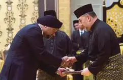  ??  ?? YANG di-Pertuan Agong menyerahka­n Surat Cara Pelantikan sebagai Menteri Komunikasi dan Multimedia kepada Gobind Singh.