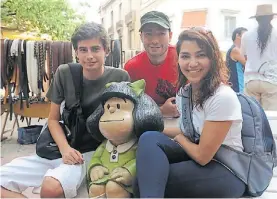  ?? FOTOS ARCHIVO CLARÍN ?? 2
Sonría. La escultura de Mafalda, creada por Pablo Irrgang, recibe visitantes del mundo desde que fue inaugurada en 1999, en Chile y Defensa, a metros de donde vivía Quino (Chile 371), su creador. Y nadie se resiste a la foto.