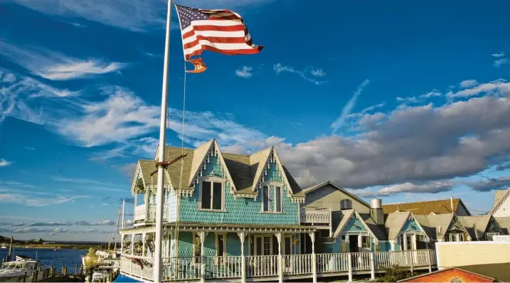  ?? Foto: Getty Images ?? Die Gebäude auf der Millionärs­insel Martha’s Vineyard scheinen einem Gemälde von Edward Hopper zu entstammen. Das Eiland hat sich zur exquisiten Ferienoase wohlhabend­er Linksliber­aler entwickelt.