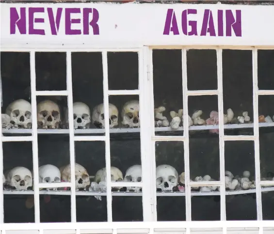  ?? FOTO – WIKIMEDIA COMMONS/ADAM JONES ?? Lebky obetí genocídy v Rwande s nápisom Nikdy viac.