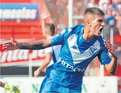  ?? Télam ?? Nicolás Domínguez, de 20 años, marcó el camino del triunfo; lleva tres goles en Vélez