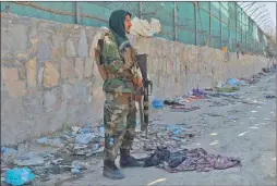  ?? FOTOS: AFP ?? GUARDIA. Un miliciano talibán en las afueras del aeropuerto.