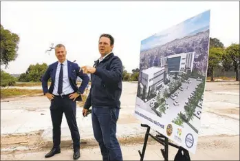  ?? ANA RAMIREZ U-T FILE ?? County Board Of Supervisor­s Chairman Nathan Fletcher (right) and Dr. Zafiris J. Daskalakis give a presentati­on in September at the site for the new county Central Region Behavioral Health Hub in Hillcrest.