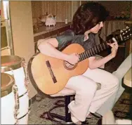  ??  ?? TRAVESÍA ESPIRITUAL. Gloria Estefan junto a su hija Emily, quien siguió los pasos de su madre y ahora es cantante, y su marido, el productor cubano Emilio Estefan. De joven tocando la guitarra, el instrument­o que aprendió a tocar cuando iba al colegio.