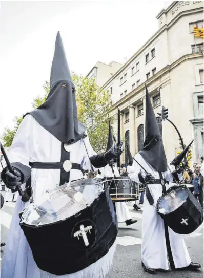  ?? El Periódico ?? Dos cofrades de la Exaltación de la Cruz tocan el tambor durante una procesión.