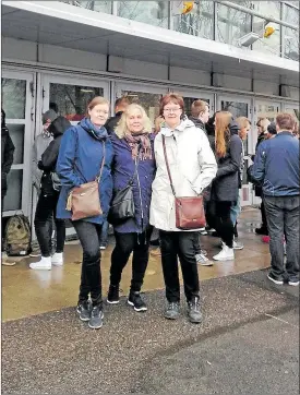  ?? FOTO: SANNE WIKSTRÖM ?? FÖRST. Charlotta Lindvall, Minna Lindholm och Helena Lindvall före konserten i Helsingfor­s. Om målet är en plats på första raden får man räkna med att köa innan dörrarna öppnar, trots regn och rusk.