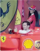  ??  ?? Luca Attanasio con la moglie Zakia Seddiki ai box Ferrari