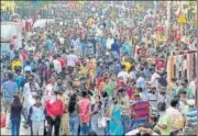  ?? ANSHUMAN POYREKAR/HT ?? Citizens crowd Ranade Road in Dadar for shopping on Sunday. Starting Monday, the police can fine citizens ₹200 for not wearing masks.