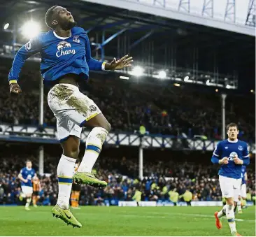  ?? — Reuters ?? Sweet strike for Toffees: Everton’s Romelu Lukaku celebrates after scoring the third goal against Hull in the English Premier League match at Goodison Park on Saturday.