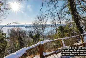  ?? ?? Diesen Blick auf die Elbe hatte die wachsame Besatzung der Erthenebur­g, heute ist hier ein Aussichtsp­unkt für Wanderer.