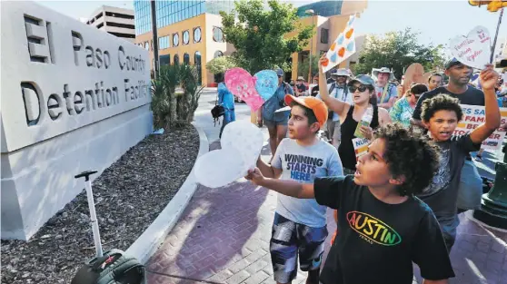  ??  ?? Protesto à porta de um centro de detenção em El Paso, no Texas. Trump deu ordens na quarta-feira para travar separação de famílias