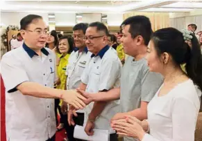  ??  ?? Warm welcome: Dr Wee greeting MCA members at the Sri Gading MCA division AGM in Batu Pahat.