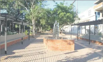  ??  ?? Si bien el paseo aún no fue inaugurado, varios vecinos ya disfrutan de los espacios verdes, bancos y el parque que están terminados. En este caso, no se construyer­on casillas ni se privatizó ningún lugar.