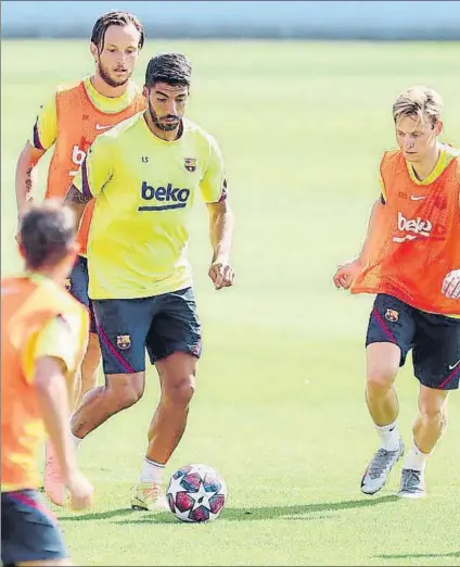  ?? FOTO: FCB ?? De Jong, Rakitic y Sergi Roberto formarán la media ante el Nápoles
El sábado jugaron en el mismo equipo con Suárez enfrente