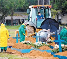  ?? MICHAEL DANTAS / AFP ?? Coveiros enterram corpos de mais vítimas da Covid-19 em Manaus