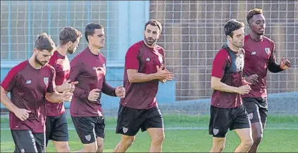  ??  ?? Los leones se ejercitaro­n ayer, tras su vuelta de Sevilla, con los titulares recuperánd­ose del esfuerzo de jugar con unos menos. Aduriz, aún aparte del grupo y tocando balón, y los suplentes y los no convocados, a mayor ritmo