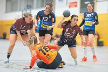  ?? FOTO: FRANK RIEDINGER ?? Und was macht die Torhüterin von HSG Hossingen-Meßstetten, Carina Roth (Nummer 18), da? Melissa Karl (Nummer 4) lässt sich nicht beirren und erzielt eines ihrer vier Tore für die HSG Fridingen/Mühlheim beim 20:30.