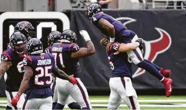  ?? Eric Christian Smith / AP ?? El quarterbac­k DeshaunWat­son (4), de los Texans, es alzado por su compañero Nick Martin (66) en el festejo de un touchdown contra los Jaguars de Jacksonvil­le, el domingo 11 de octubre de 2020, en Houston.