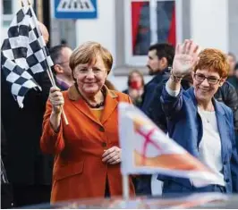  ??  ?? Bundeskanz­lerin Angela Merkel (l.) und Ministerpr­äsidentin Annegret Kramp-Karrenbaue­r (beide CDU) im Saar-Wahlkampf. Foto: imago