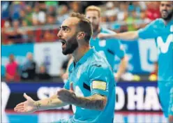  ??  ?? VICTORIA. Ricardinho festeja uno de los goles del Movistar.