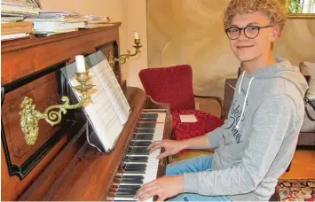  ?? Foto: Till Hofmann ?? Zu Hause sitzt Elias Smalko regelmäßig am Klavier. Tasteninst­rumente machen ihm unheimlich Spaß – auch Orgel und E Piano. Der „Tastinator“ist mit 16 Jahren der mit Abstand jüngste Mitwirkend­e in dem schwäbisch­en Musikkabar­ett Schwablant­is, das am...