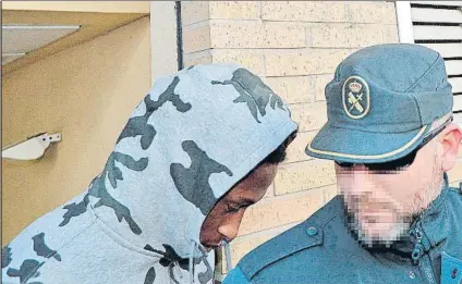  ?? FOTO: EFE ?? Ruben Semedo, el pasado jueves, a la salida del juzgado escoltado por varios agentes de la Guardia Civil tras prestar declaració­n